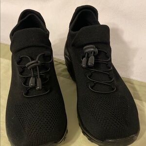 Women’s athletic shoes with no signs of wear. Fits like a 9.5